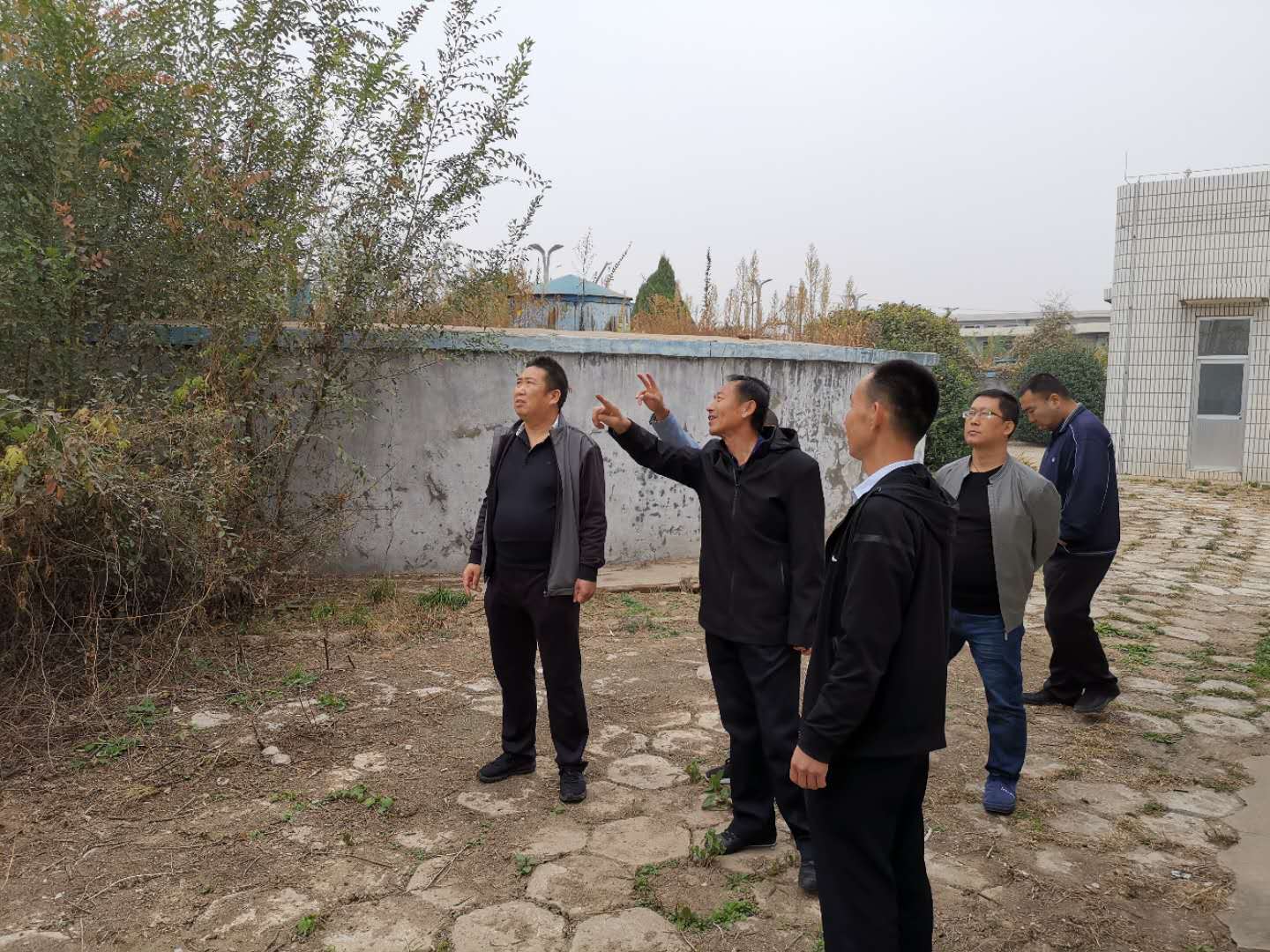 公司總經(jīng)理王建人在供水、污水生產(chǎn)一線開(kāi)展風(fēng)險(xiǎn)隱患排查 (1).jpg